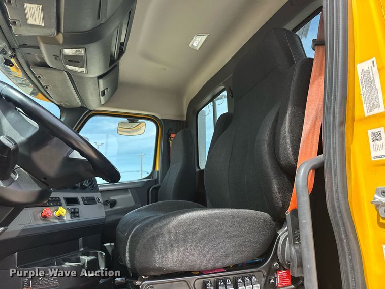 image for item EK0565 2020 Freightliner Cascadia 126 semi truck