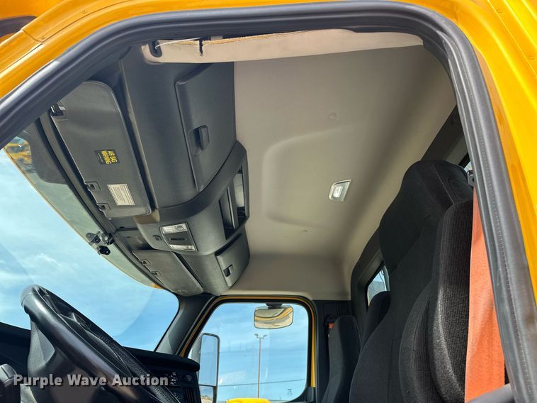 image for item EK0565 2020 Freightliner Cascadia 126 semi truck