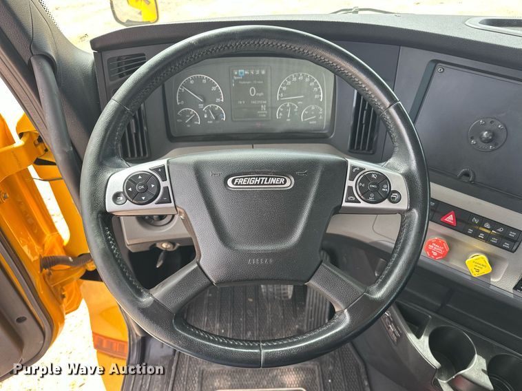 image for item EK0565 2020 Freightliner Cascadia 126 semi truck