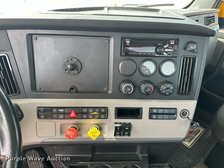 image for item EK0565 2020 Freightliner Cascadia 126 semi truck