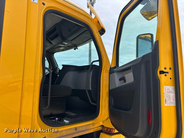 image for item EK0565 2020 Freightliner Cascadia 126 semi truck