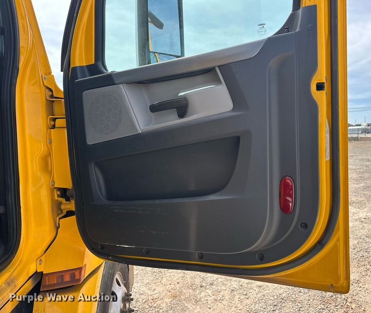 image for item EK0565 2020 Freightliner Cascadia 126 semi truck