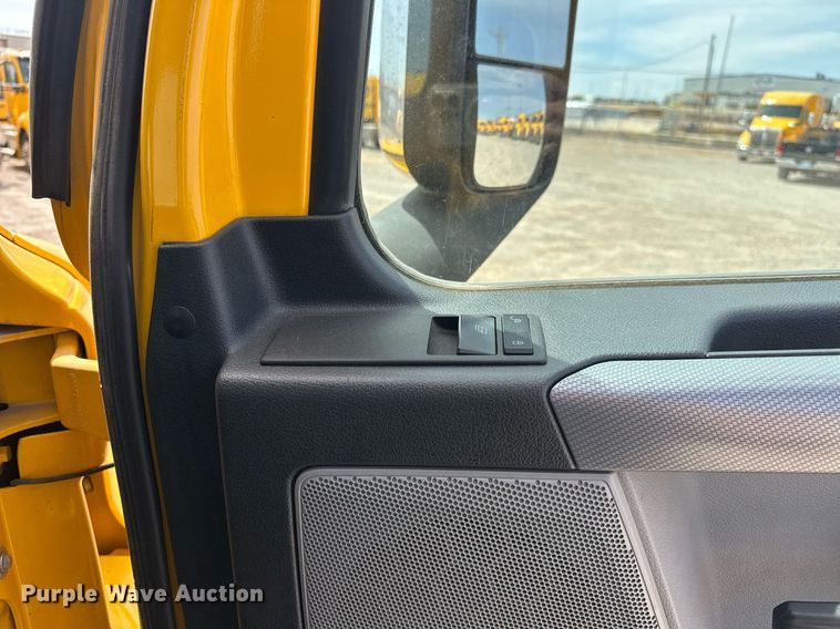 image for item EK0565 2020 Freightliner Cascadia 126 semi truck