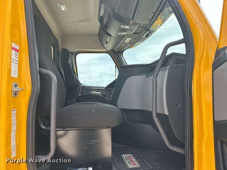 image for item EK0565 2020 Freightliner Cascadia 126 semi truck