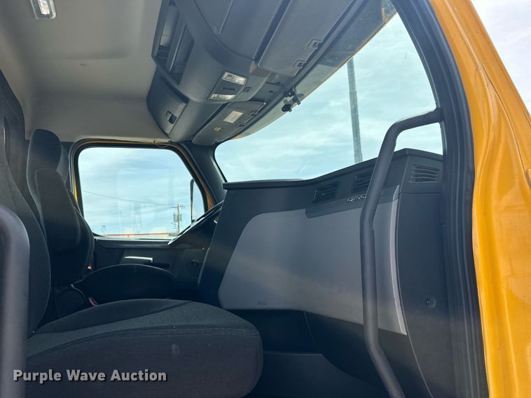 image for item EK0565 2020 Freightliner Cascadia 126 semi truck