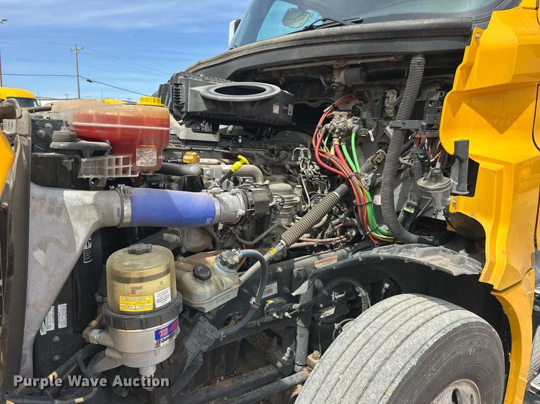 image for item EK0565 2020 Freightliner Cascadia 126 semi truck