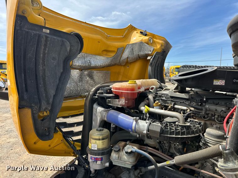 image for item EK0565 2020 Freightliner Cascadia 126 semi truck