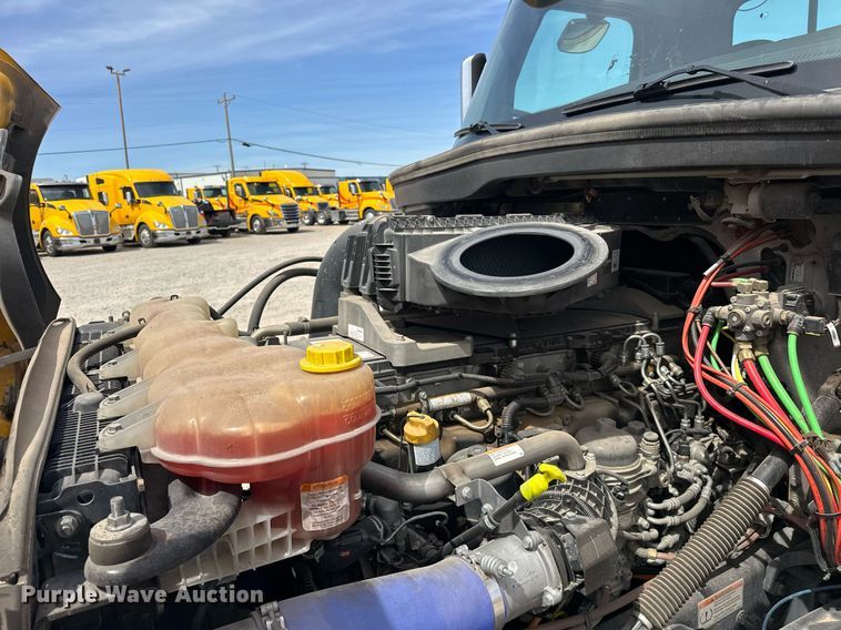 image for item EK0565 2020 Freightliner Cascadia 126 semi truck