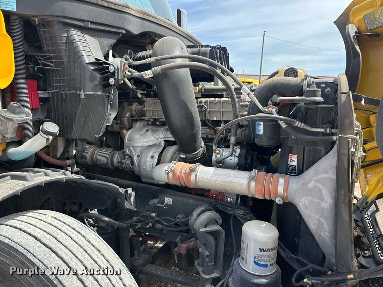 image for item EK0565 2020 Freightliner Cascadia 126 semi truck