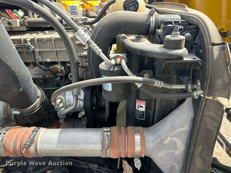 image for item EK0565 2020 Freightliner Cascadia 126 semi truck