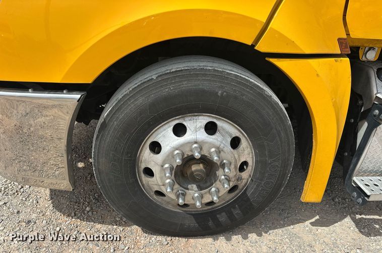 image for item EK0565 2020 Freightliner Cascadia 126 semi truck