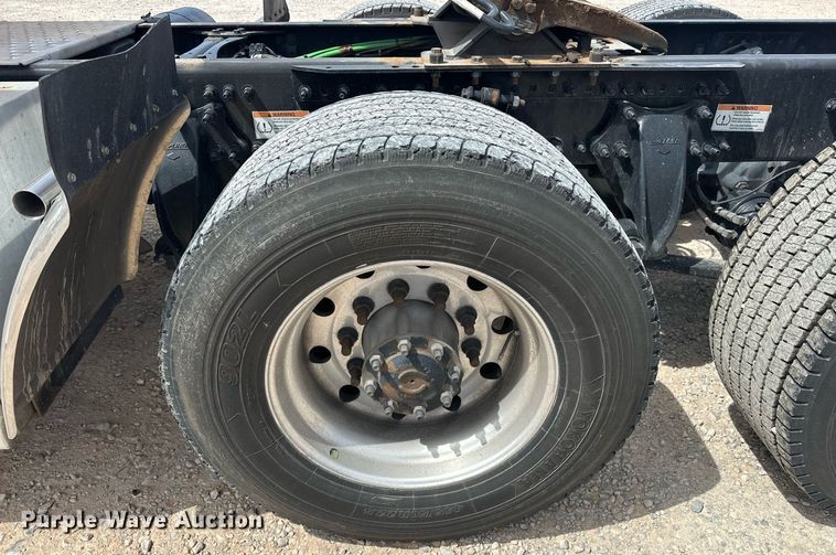 image for item EK0565 2020 Freightliner Cascadia 126 semi truck