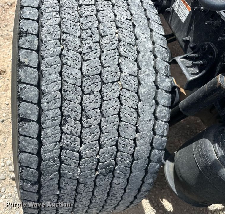 image for item EK0565 2020 Freightliner Cascadia 126 semi truck