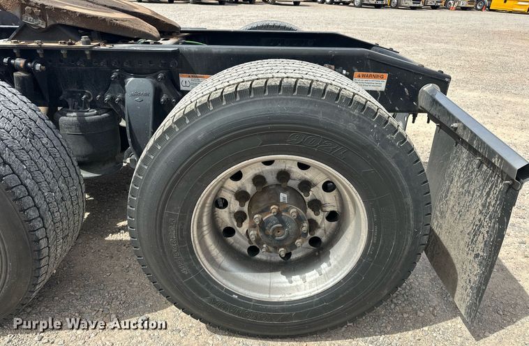 image for item EK0565 2020 Freightliner Cascadia 126 semi truck