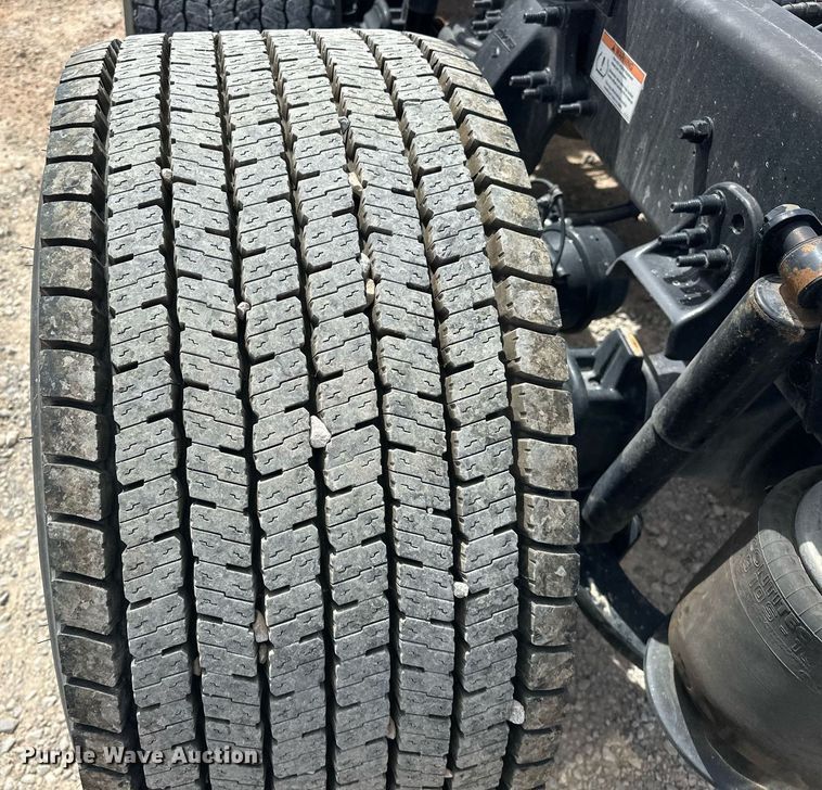 image for item EK0565 2020 Freightliner Cascadia 126 semi truck