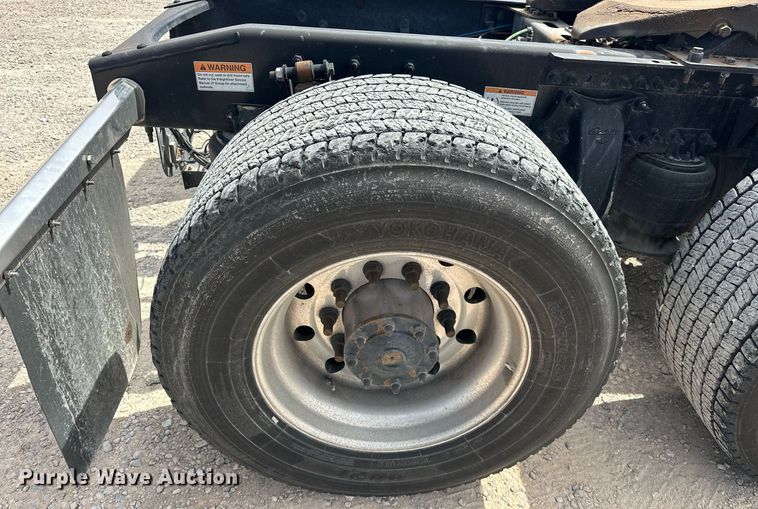 image for item EK0565 2020 Freightliner Cascadia 126 semi truck