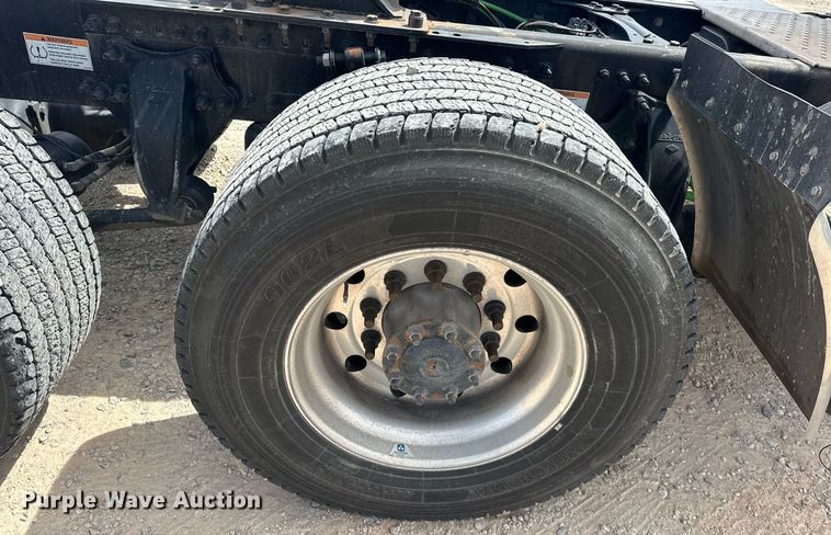 image for item EK0565 2020 Freightliner Cascadia 126 semi truck