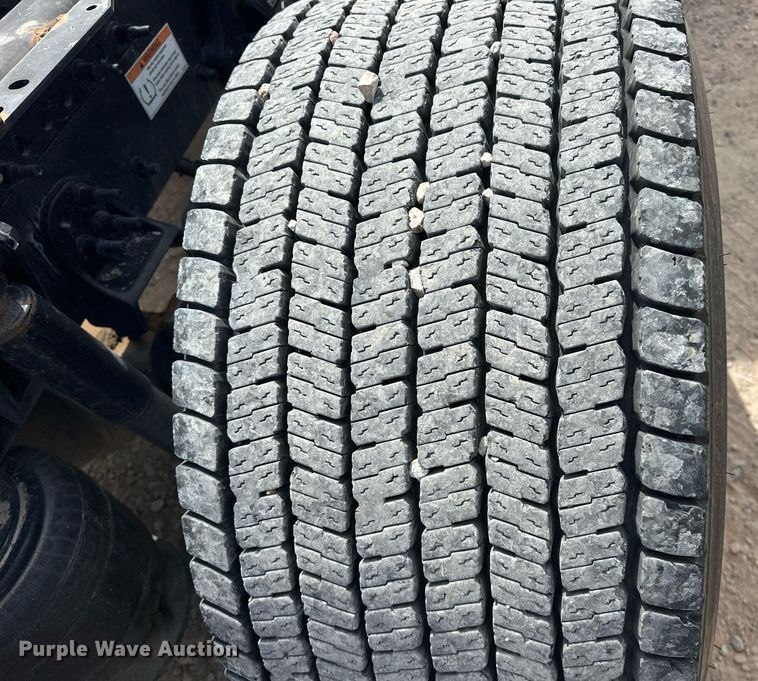 image for item EK0565 2020 Freightliner Cascadia 126 semi truck