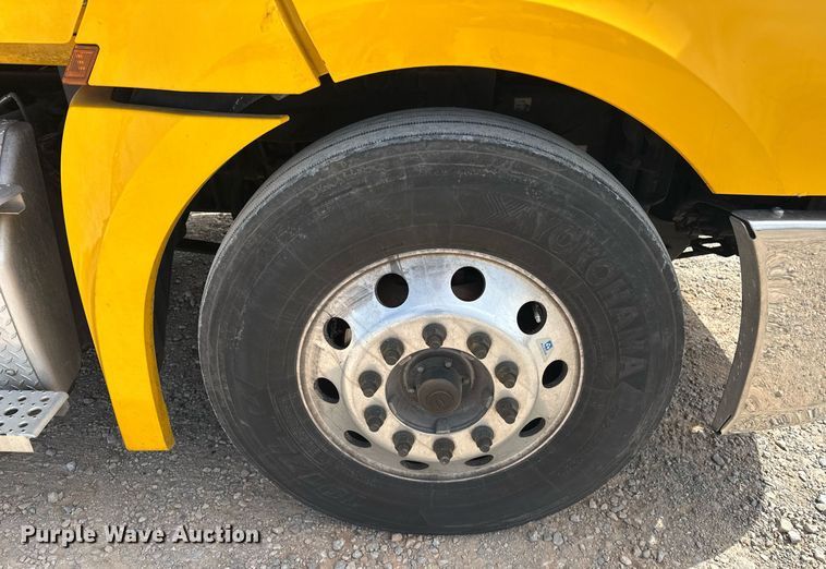 image for item EK0565 2020 Freightliner Cascadia 126 semi truck