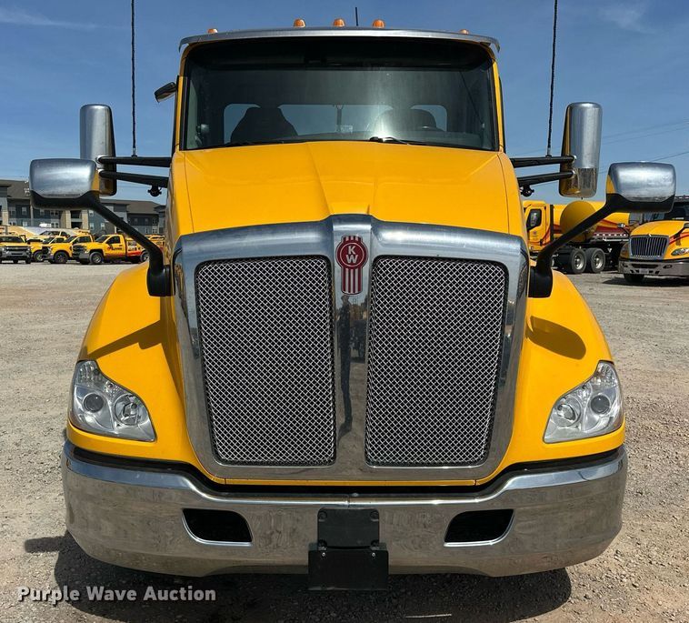 image for item EK0566 2022 Kenworth T680 semi truck
