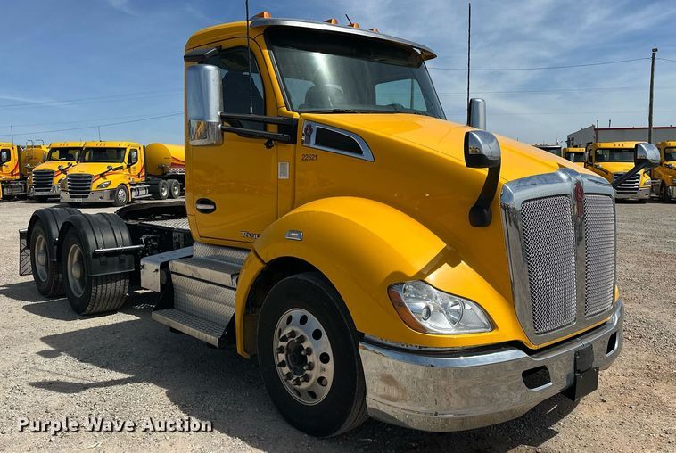 image for item EK0566 2022 Kenworth T680 semi truck