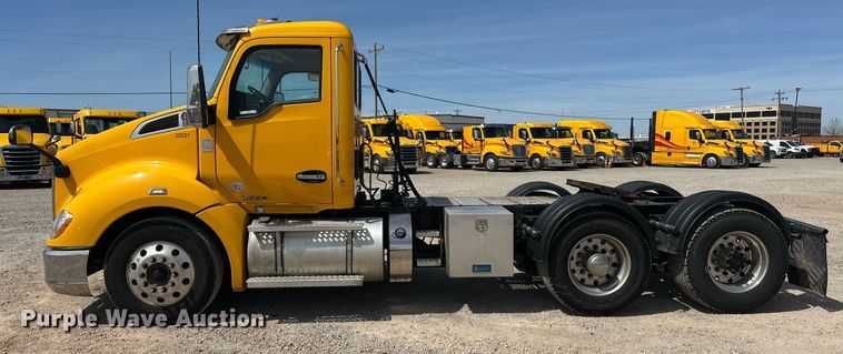 image for item EK0566 2022 Kenworth T680 semi truck