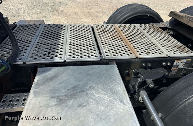 image for item EK0566 2022 Kenworth T680 semi truck