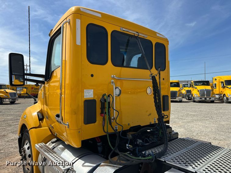 image for item EK0566 2022 Kenworth T680 semi truck