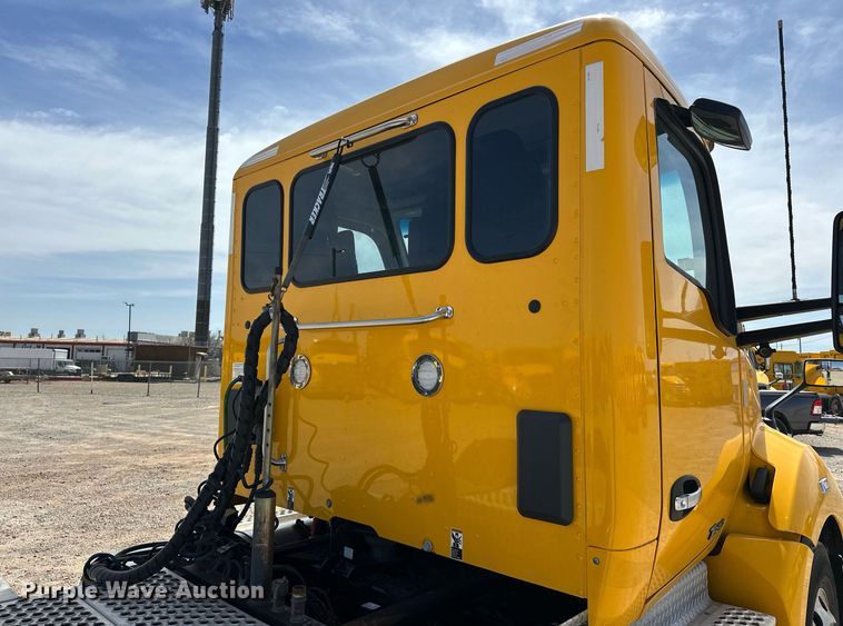 image for item EK0566 2022 Kenworth T680 semi truck