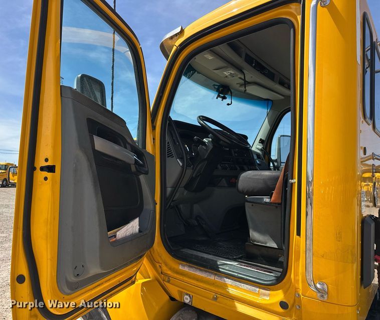 image for item EK0566 2022 Kenworth T680 semi truck