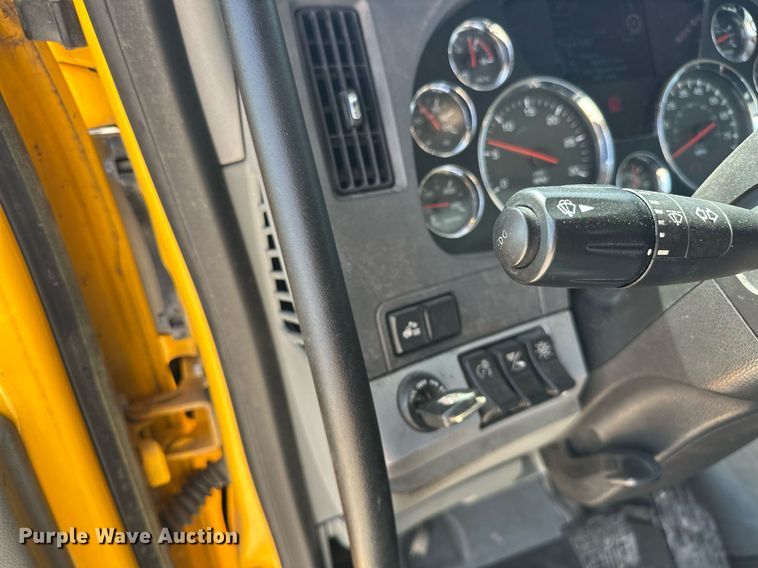 image for item EK0566 2022 Kenworth T680 semi truck