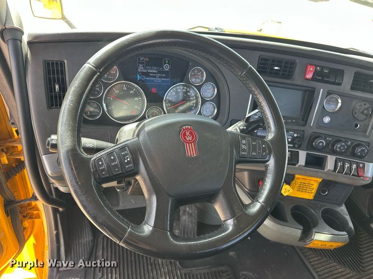 image for item EK0566 2022 Kenworth T680 semi truck