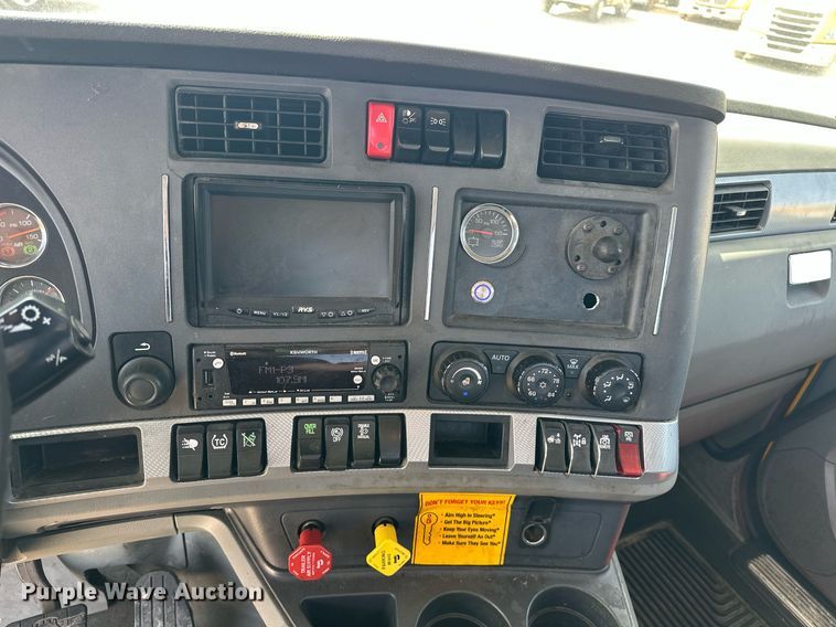image for item EK0566 2022 Kenworth T680 semi truck