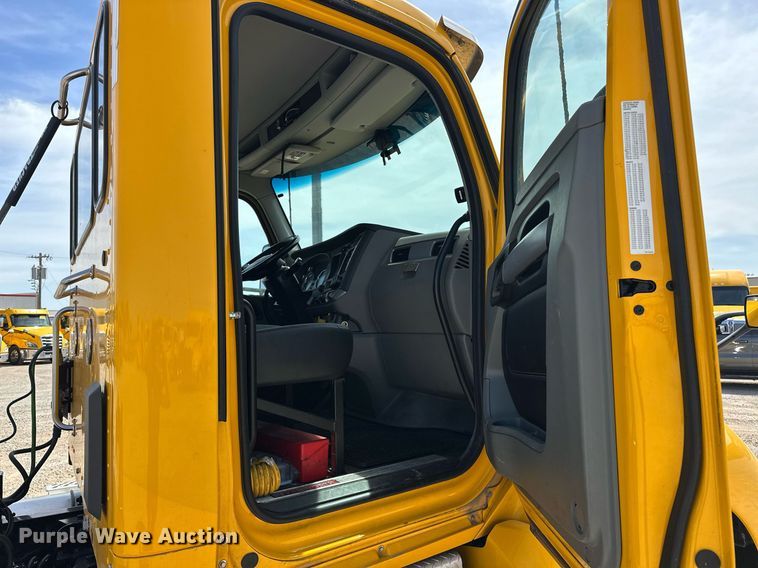 image for item EK0566 2022 Kenworth T680 semi truck