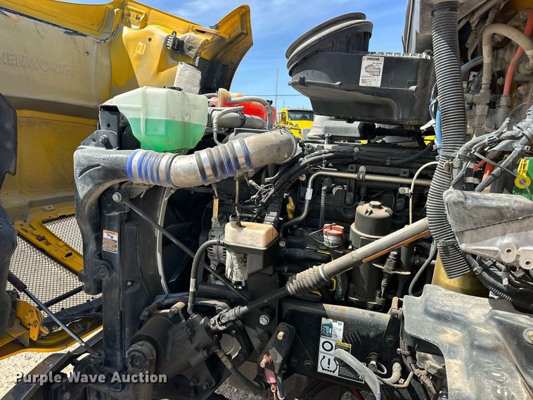 image for item EK0566 2022 Kenworth T680 semi truck