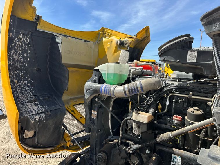 image for item EK0566 2022 Kenworth T680 semi truck