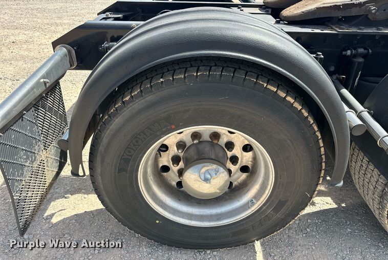 image for item EK0566 2022 Kenworth T680 semi truck