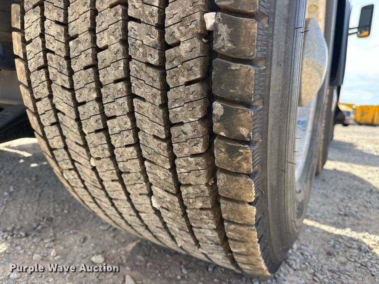 image for item EK0566 2022 Kenworth T680 semi truck