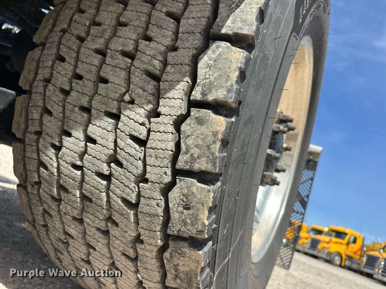 image for item EK0566 2022 Kenworth T680 semi truck