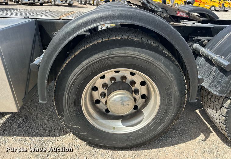 image for item EK0566 2022 Kenworth T680 semi truck