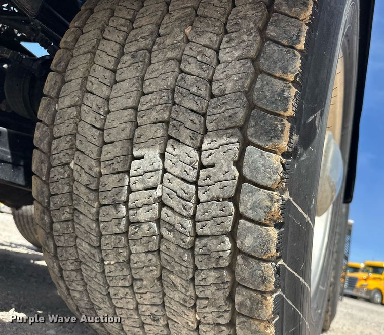 image for item EK0566 2022 Kenworth T680 semi truck