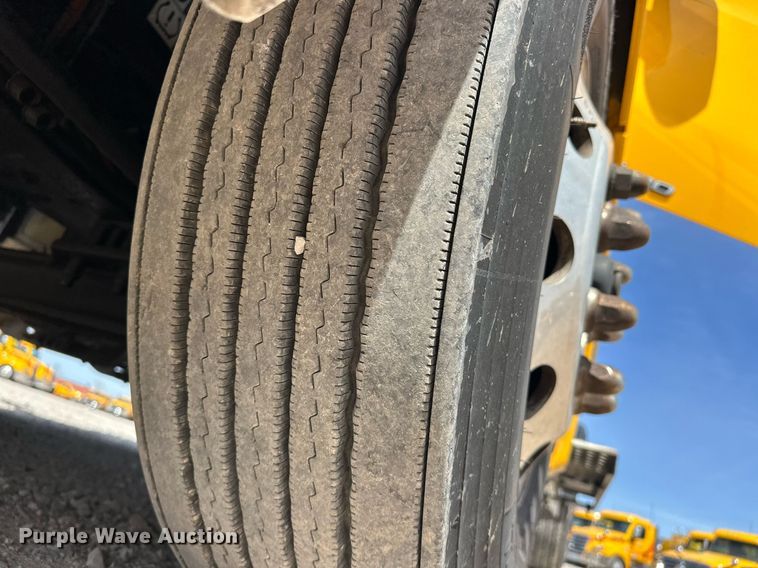 image for item EK0566 2022 Kenworth T680 semi truck