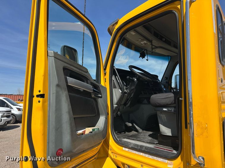 image for item EK0567 2022 Kenworth T680 semi truck