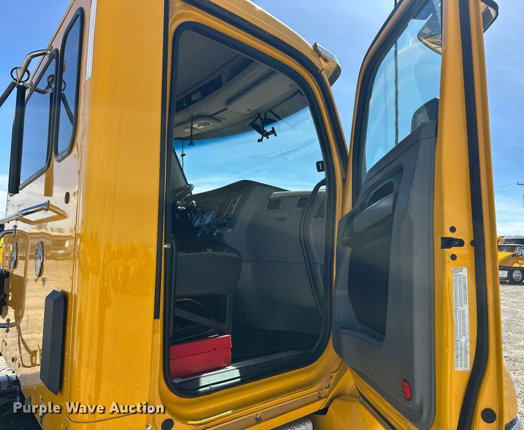 image for item EK0567 2022 Kenworth T680 semi truck