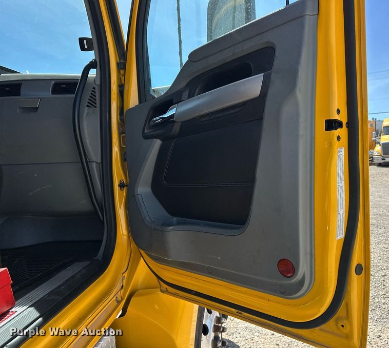 image for item EK0567 2022 Kenworth T680 semi truck