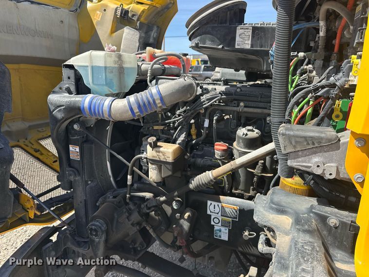 image for item EK0567 2022 Kenworth T680 semi truck