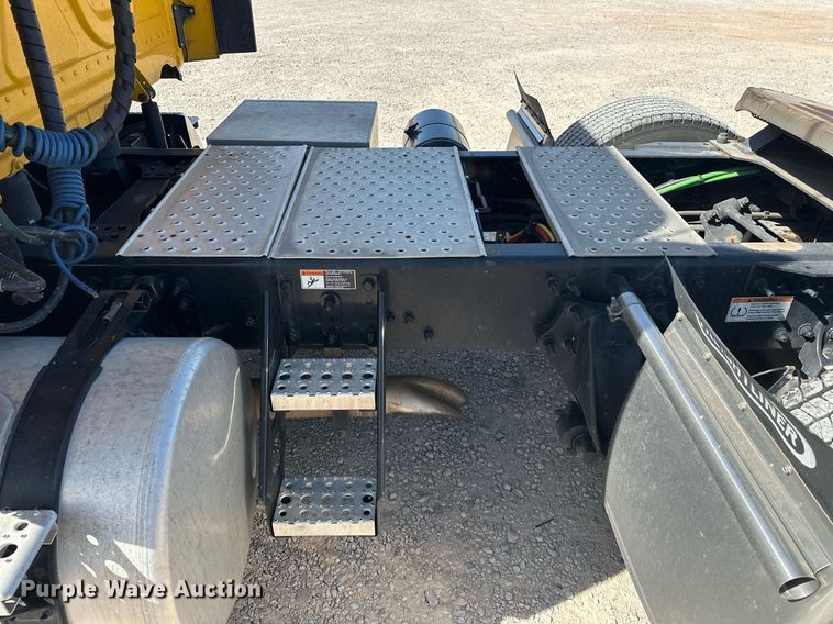 image for item EK0569 2022 Freightliner Cascadia 126 semi truck