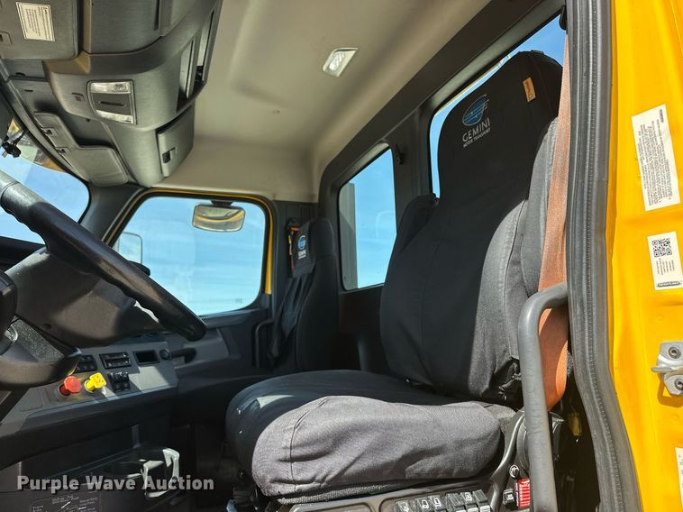 image for item EK0570 2021 Freightliner Cascadia 126 semi truck