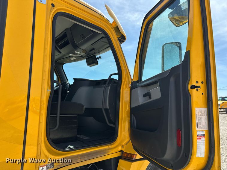 image for item EK0570 2021 Freightliner Cascadia 126 semi truck