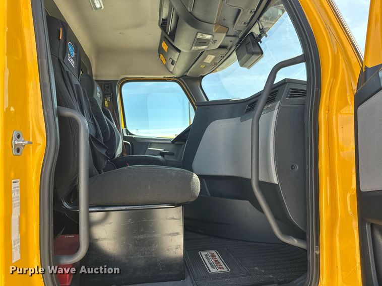 image for item EK0570 2021 Freightliner Cascadia 126 semi truck